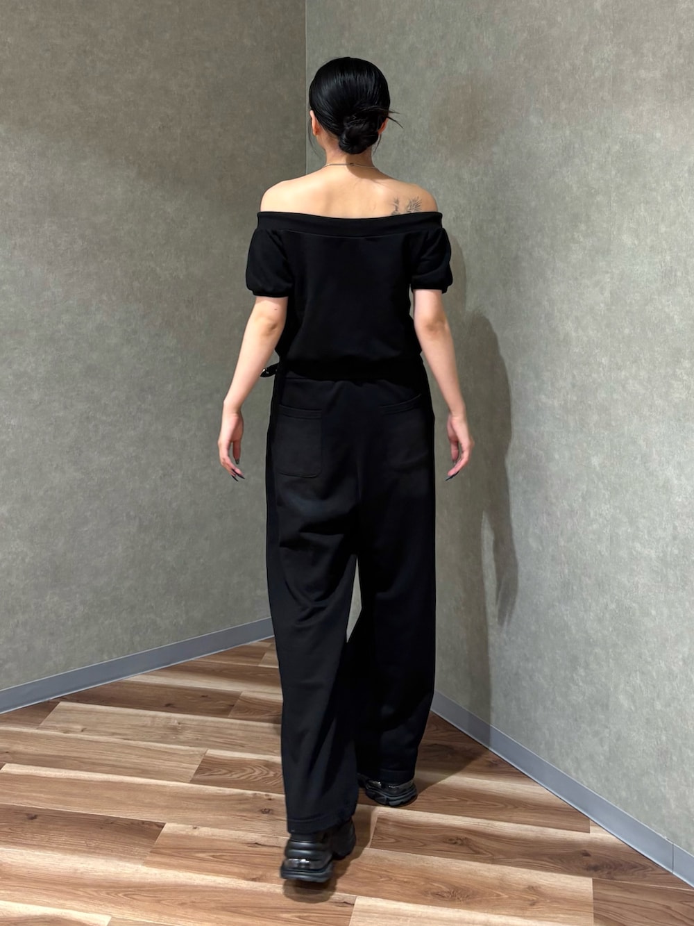ブラック系のスウェットパンツ、ブラック系のスウェット、ブラック系のスニーカーを着用したレディースの夏コーディネートの3枚目の写真