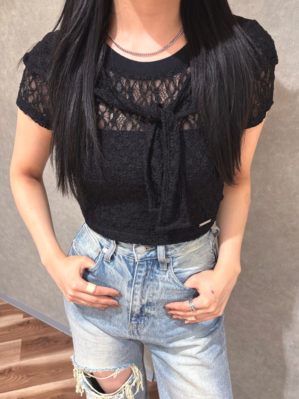 ブルー系のデニムパンツ、ブラック系のサンダル、ブラック系のTシャツ/カットソーを着用したレディースの夏コーディネートの5枚目の写真