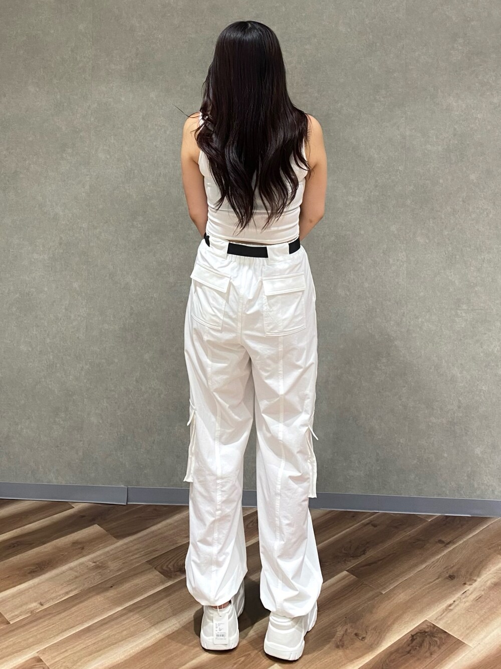 ホワイト系のタンクトップ、ホワイト系のその他パンツ、ホワイト系のサンダルを着用したレディースの夏コーディネートの4枚目の写真