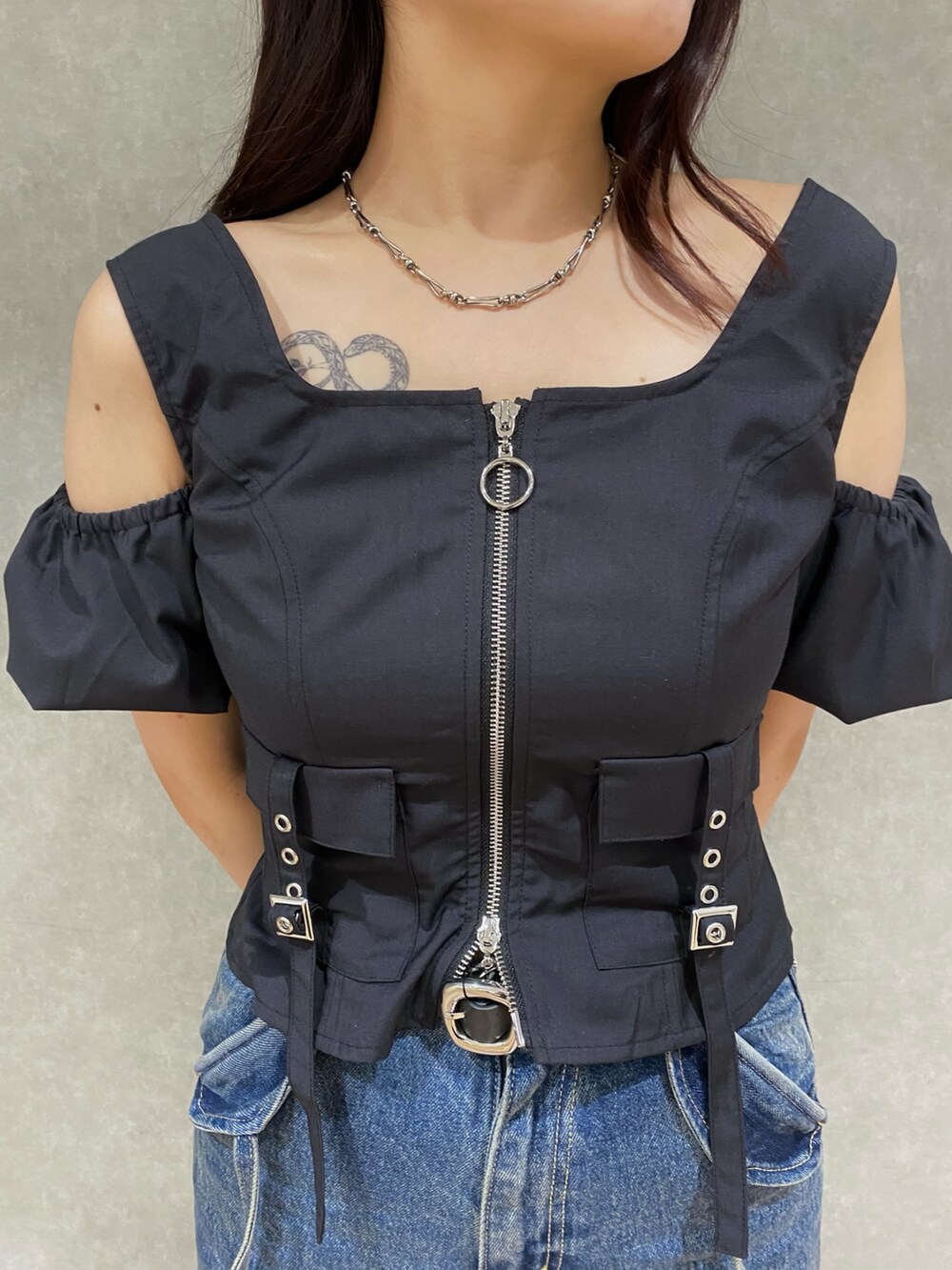 ブルー系のデニムパンツ、ブラック系のショルダーバッグ、ブラック系のTシャツ/カットソーを着用したレディースの夏コーディネートの6枚目の写真