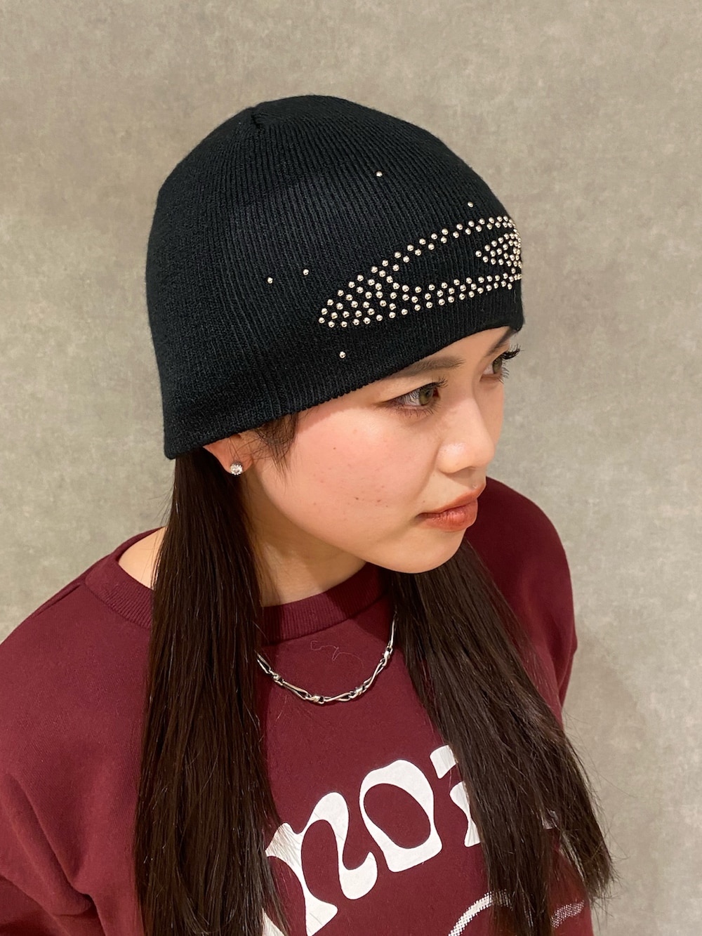 ホワイト系のスカート、ブルー系のデニムパンツ、ブラック系のブーツを着用したレディースの冬コーディネートの7枚目の写真