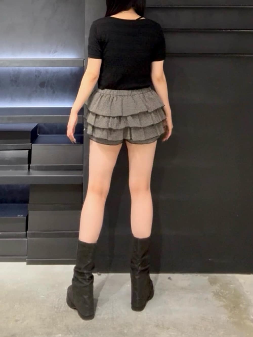 ベージュ系のスカート、ブラック系のニット/セーター、ブラック系のサンダルを着用したレディースの夏コーディネートの3枚目の写真