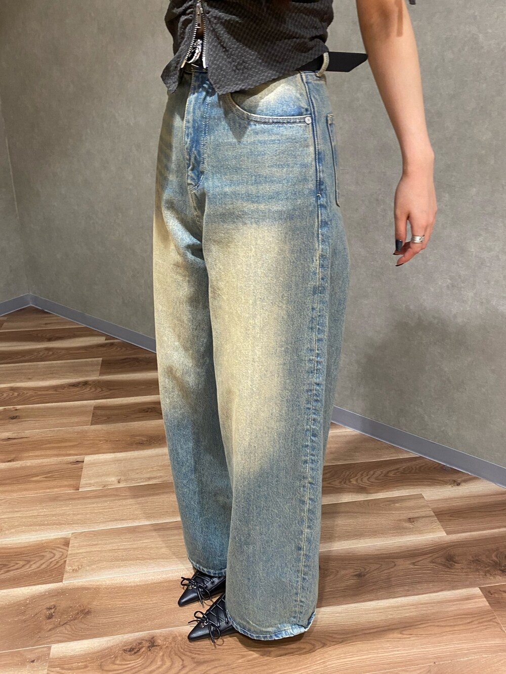 ブルー系のデニムパンツ、ブラック系のシャツ/ブラウス、ブラック系のパンプスを着用したレディースの春コーディネートの6枚目の写真