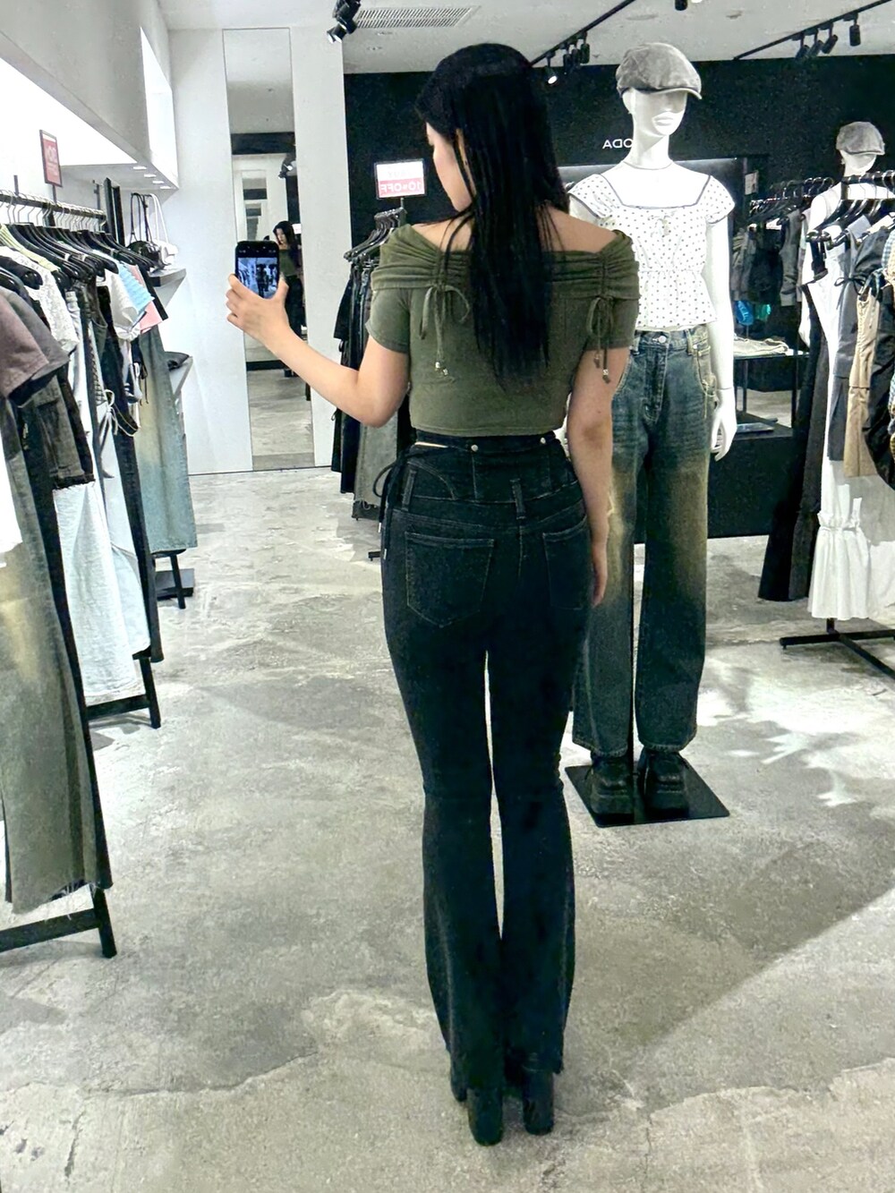 ブラック系のサンダル、ブラック系のデニムパンツ、グリーン系のTシャツ/カットソーを着用したレディースの夏コーディネートの3枚目の写真
