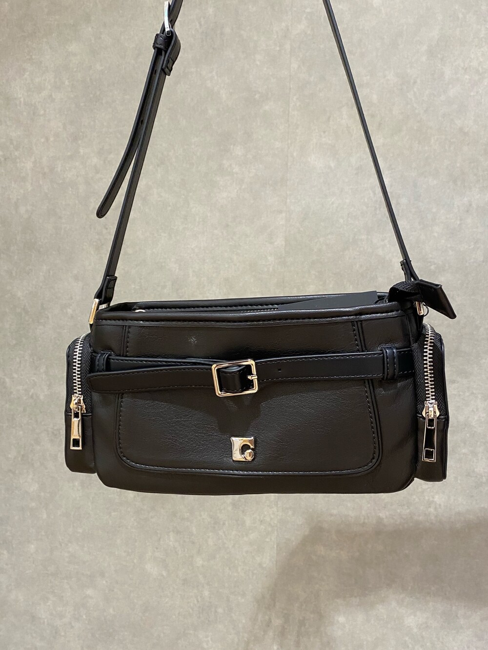 ブルー系のデニムパンツ、ブラック系のショルダーバッグ、ブラック系のTシャツ/カットソーを着用したレディースの夏コーディネートの7枚目の写真