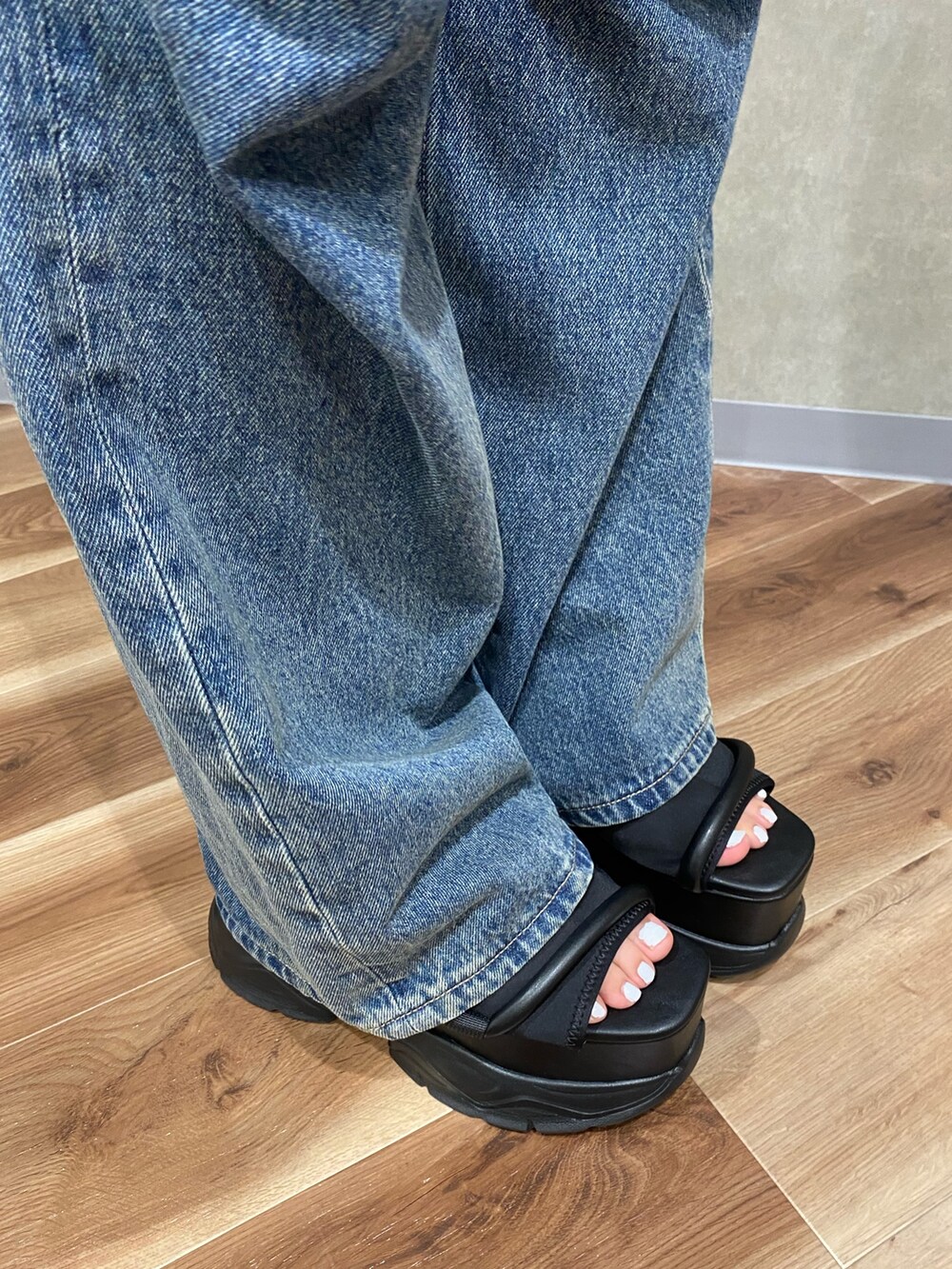 ブルー系のデニムパンツ、ブラック系のショルダーバッグ、ブラック系のTシャツ/カットソーを着用したレディースの夏コーディネートの5枚目の写真