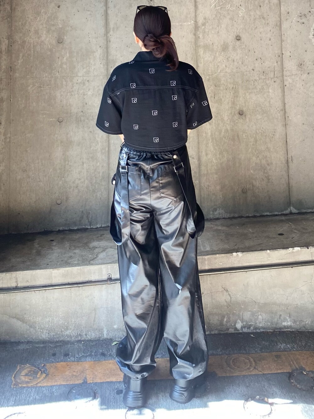 ブラック系のシャツ/ブラウス、グレー系のタンクトップ、ブラック系のサンダルを着用したレディースの夏コーディネートの4枚目の写真