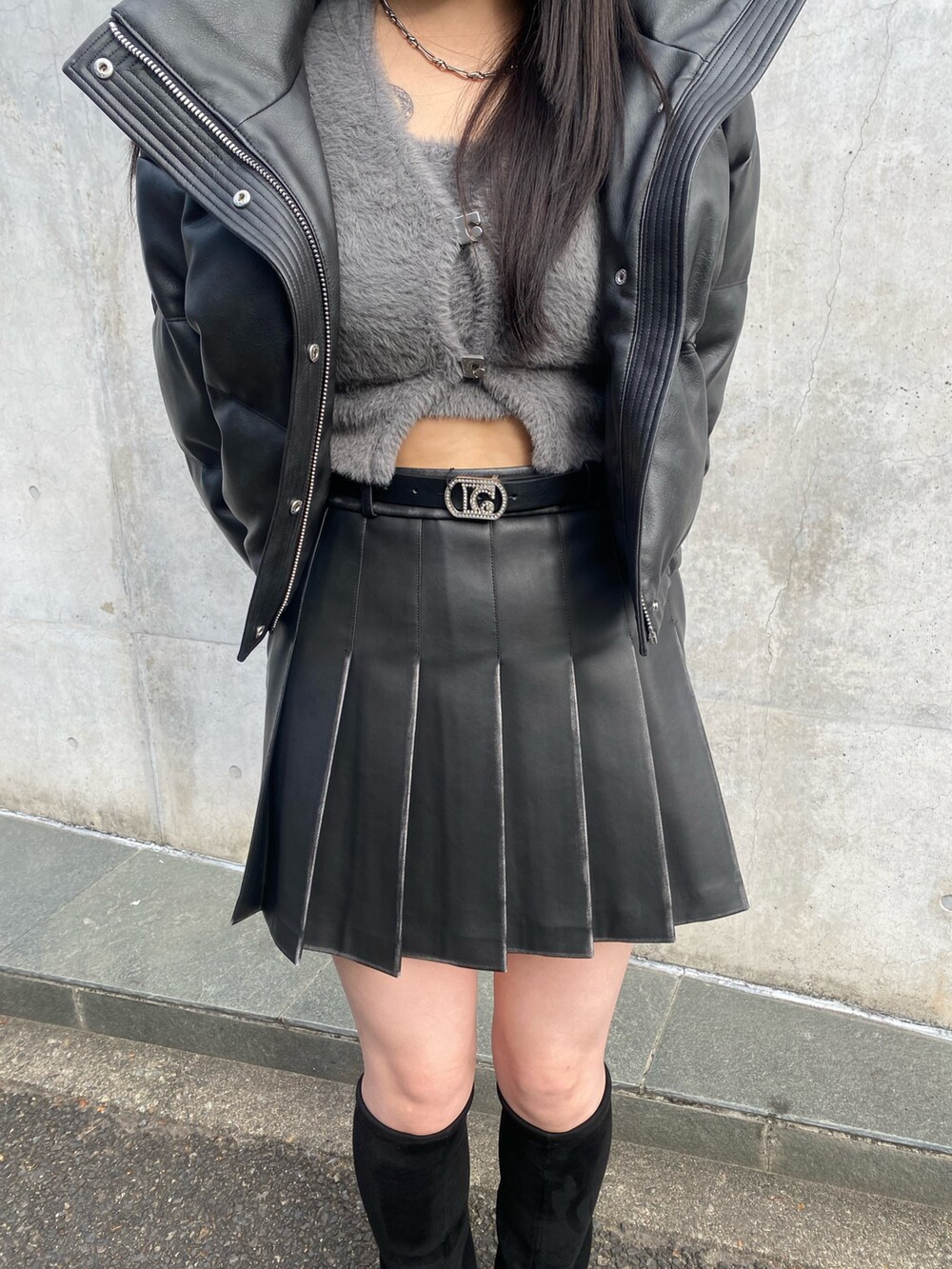 ブラック系のブーツ、ブラック系のスカート、ブラック系のダウンジャケット/コートを着用したレディースの冬コーディネートの6枚目の写真