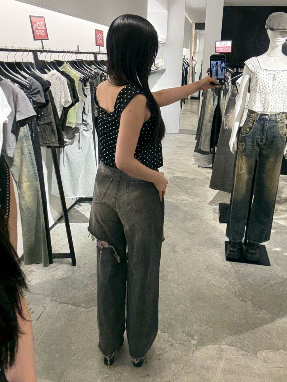ブラック系のサンダル、ブラック系のデニムパンツ、ブラック系のタンクトップを着用したレディースの夏コーディネートの3枚目の写真