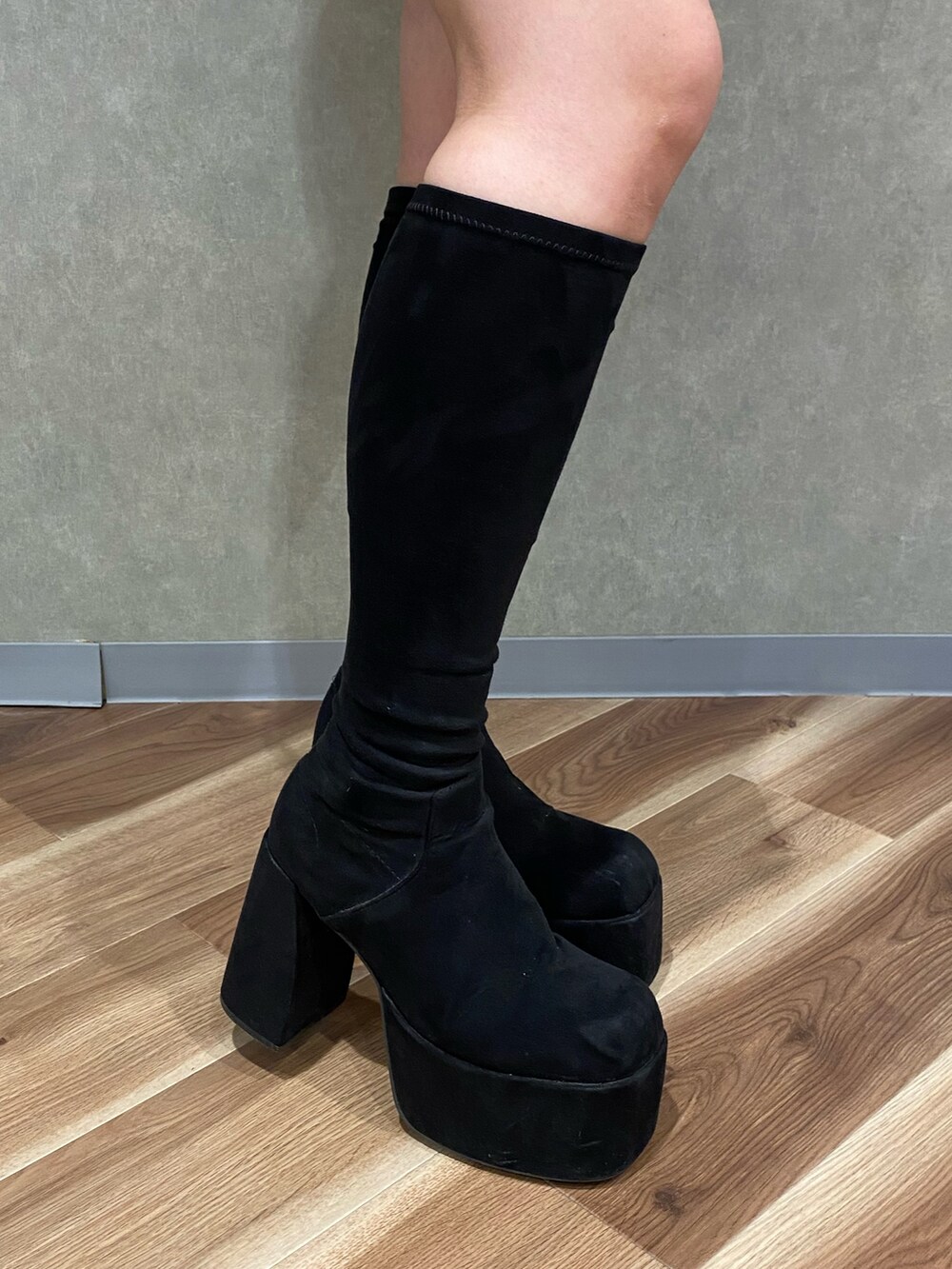 ブラック系のデニムジャケット、ホワイト系のニット/セーター、ブラック系のデニムスカートを着用したレディースの秋コーディネートの7枚目の写真