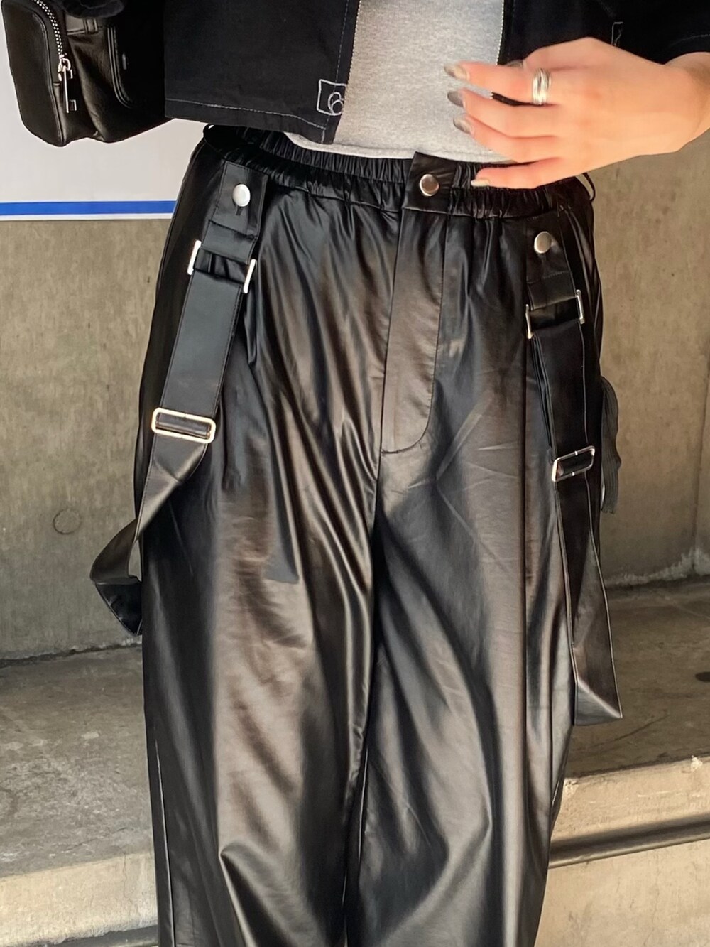 ブラック系のシャツ/ブラウス、グレー系のタンクトップ、ブラック系のサンダルを着用したレディースの夏コーディネートの6枚目の写真