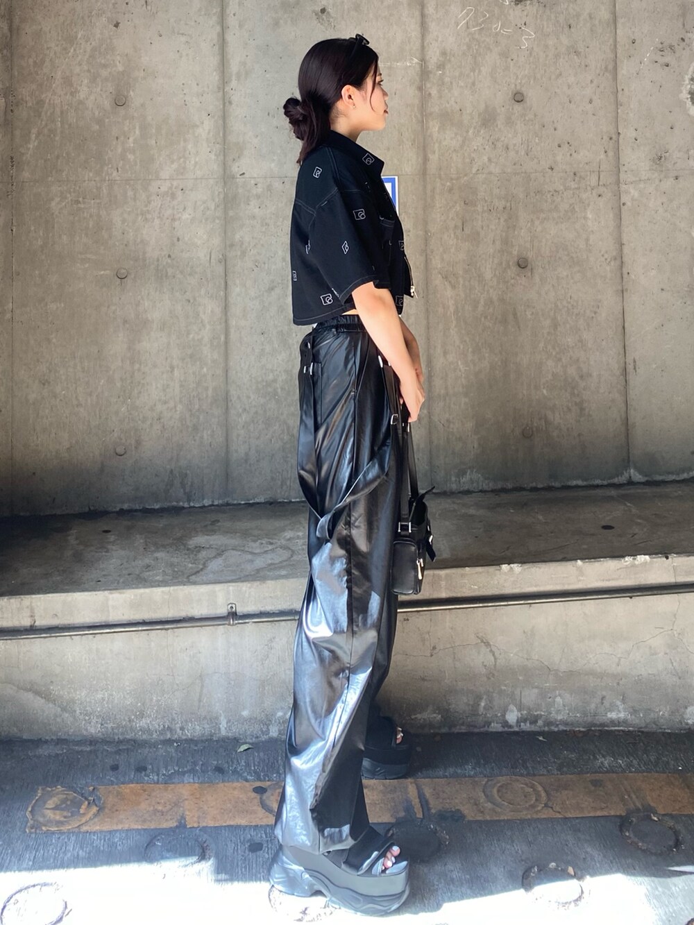 ブラック系のシャツ/ブラウス、グレー系のタンクトップ、ブラック系のサンダルを着用したレディースの夏コーディネートの3枚目の写真