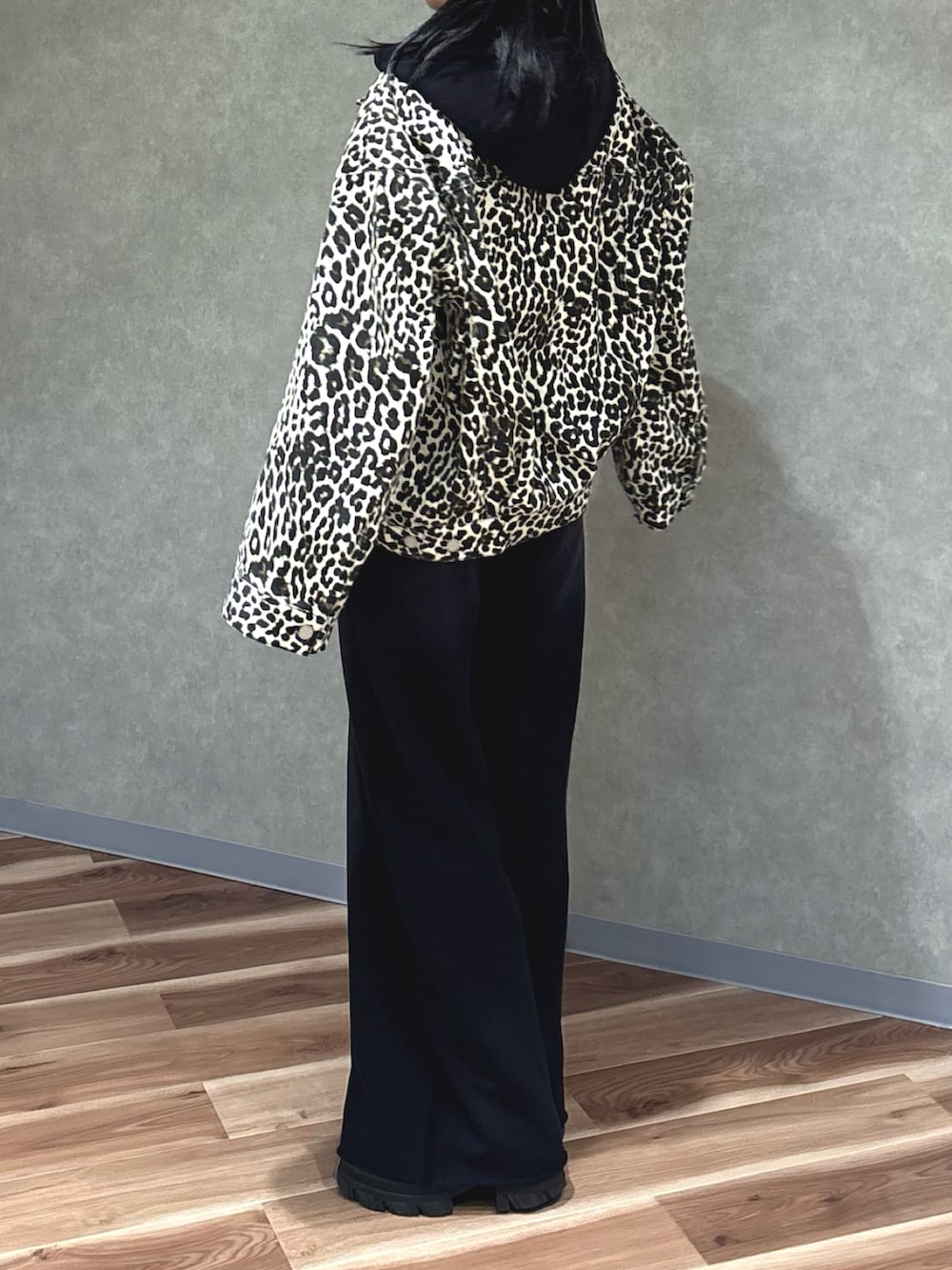 ブラック系のスウェットパンツ、ブラック系のパーカー、ホワイト系のブルゾンを着用したレディースの秋コーディネートの2枚目の写真