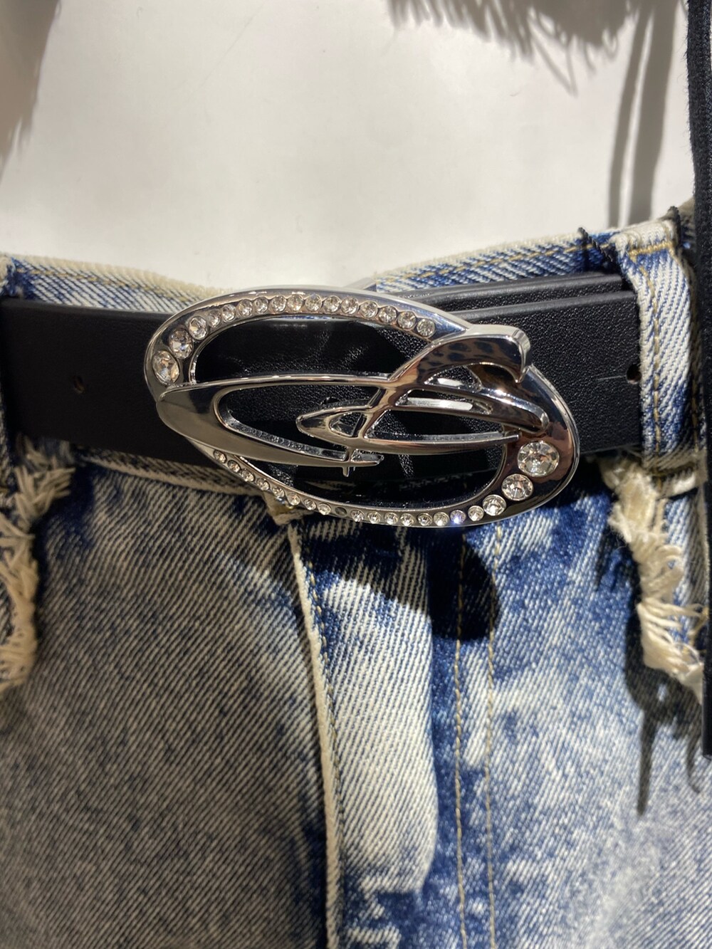 ブルー系のデニムパンツ、ブラック系のシャツ/ブラウス、ブラック系のパンプスを着用したレディースの春コーディネートの8枚目の写真