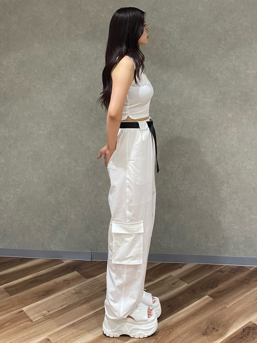 ホワイト系のタンクトップ、ホワイト系のその他パンツ、ホワイト系のサンダルを着用したレディースの夏コーディネートの3枚目の写真