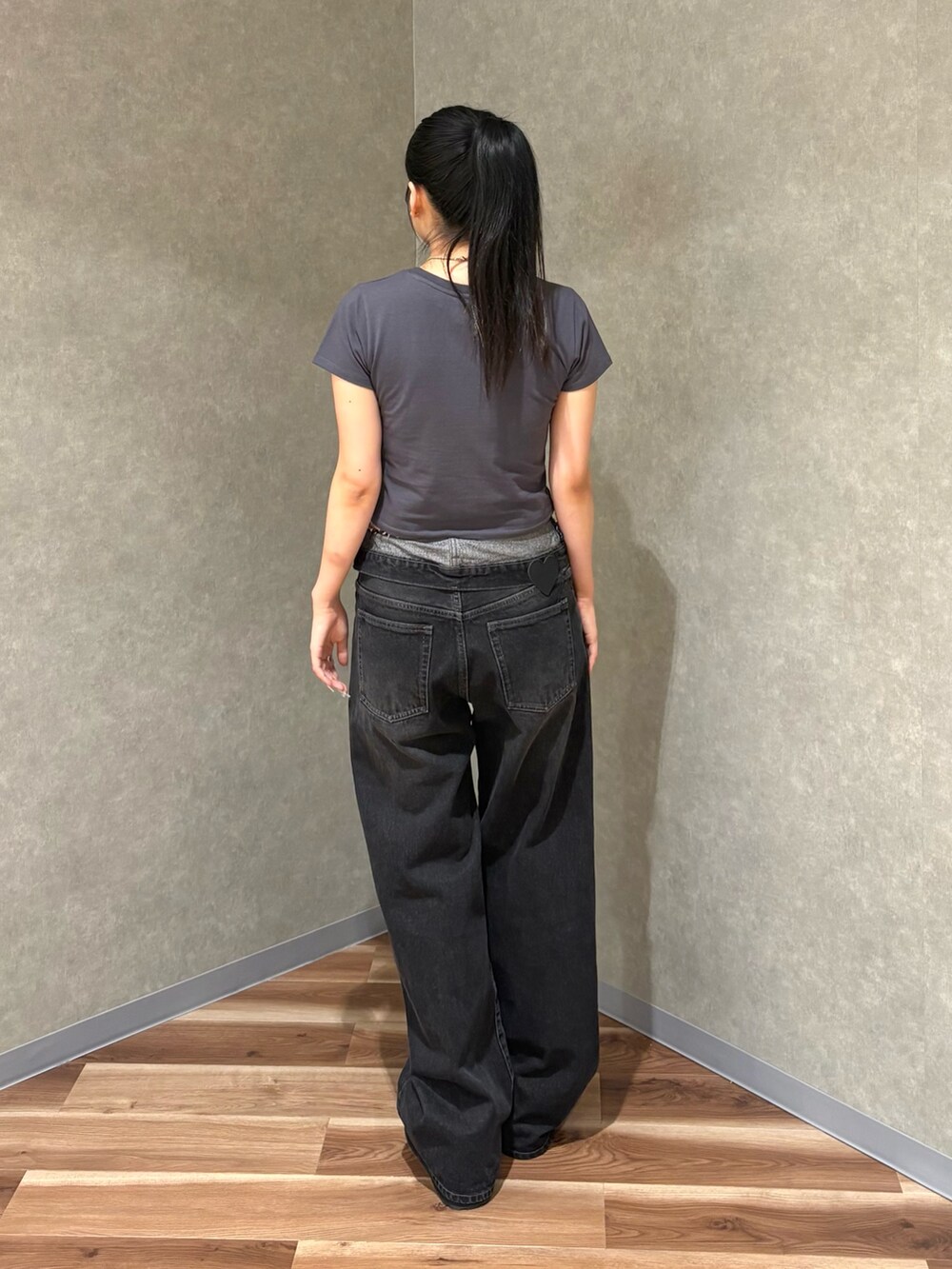 ブラック系のTシャツ/カットソー、ブラック系のデニムパンツ、ブラック系のスリッポンを着用したレディースの夏コーディネートの3枚目の写真