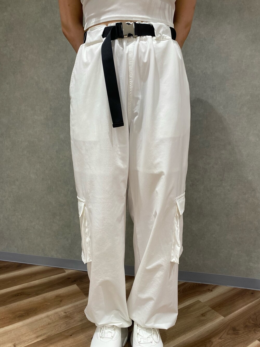 ホワイト系のタンクトップ、ホワイト系のその他パンツ、ホワイト系のサンダルを着用したレディースの夏コーディネートの6枚目の写真