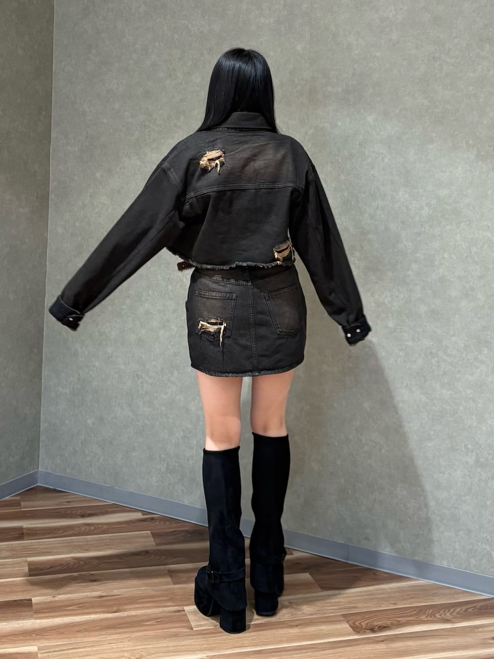 ブラック系のブルゾン、ブラック系のスカート、ブラック系のニット/セーターを着用したレディースの秋コーディネートの3枚目の写真