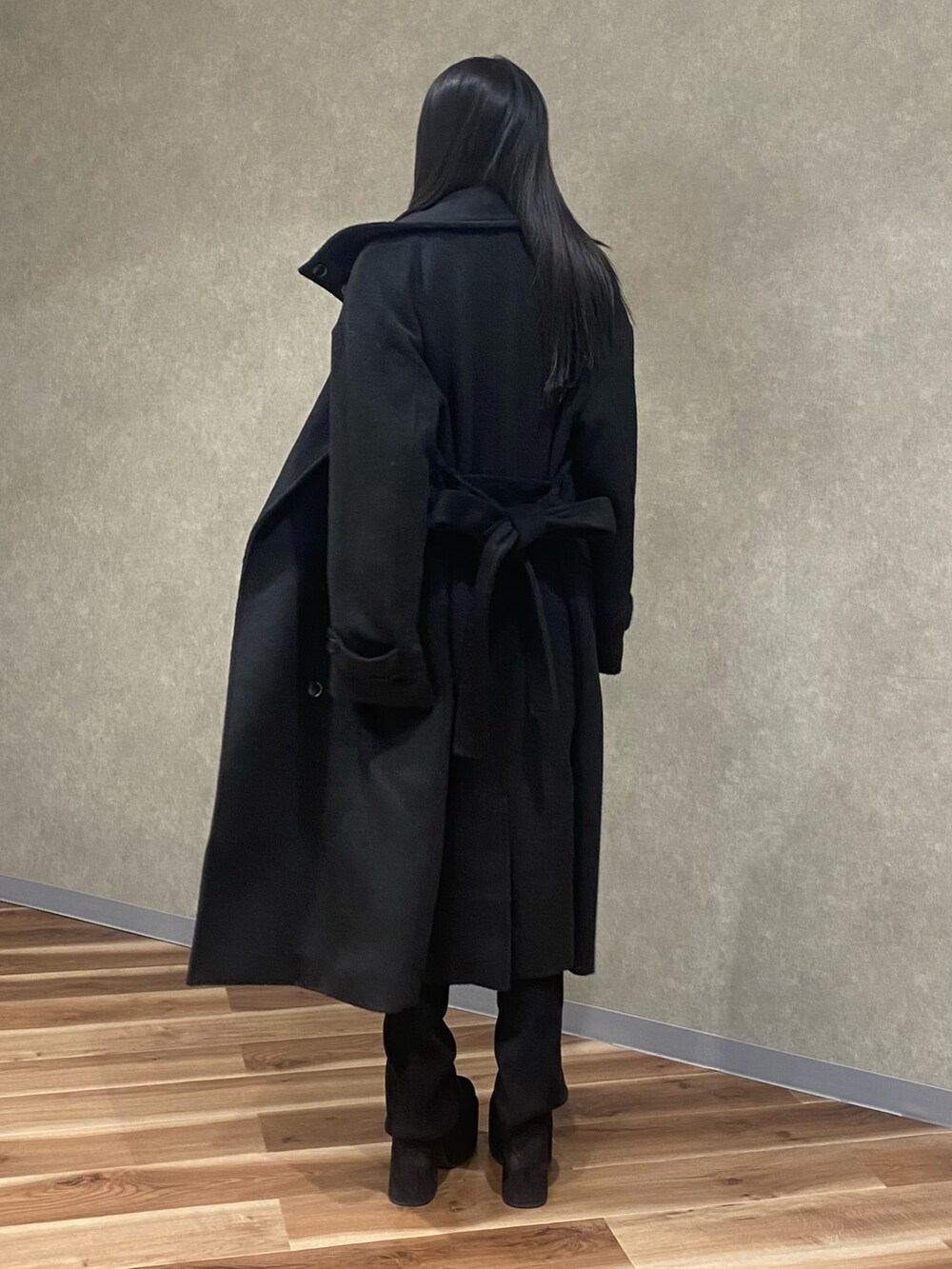 シルバー系のニット/セーター、ブラック系のブーツ、ブラック系のその他アウターを着用したレディースの冬コーディネートの4枚目の写真