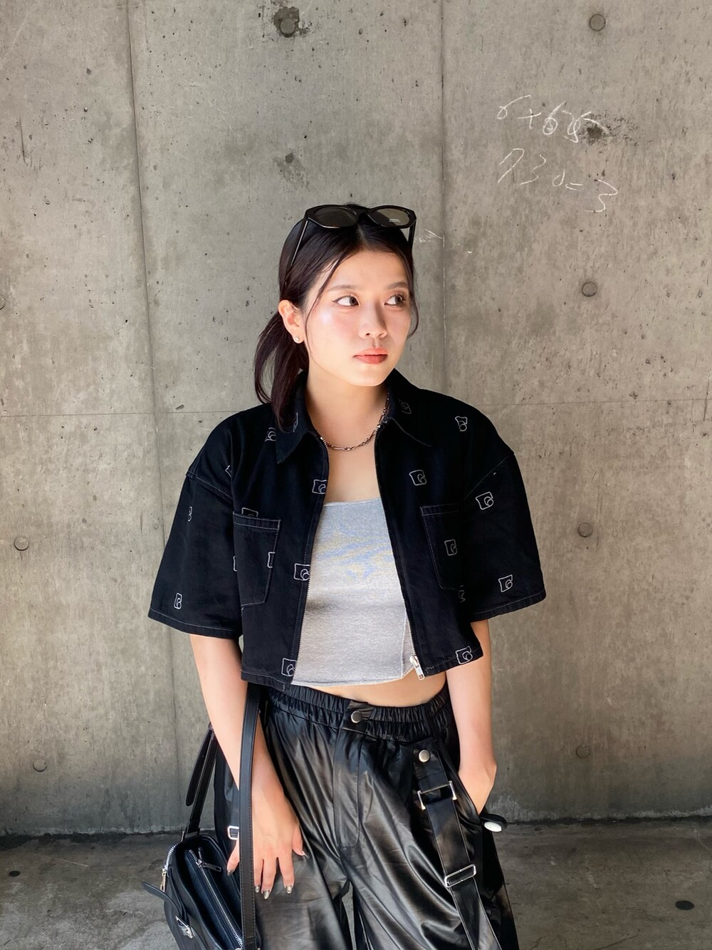 ブラック系のシャツ/ブラウス、グレー系のタンクトップ、ブラック系のサンダルを着用したレディースの夏コーディネートの5枚目の写真