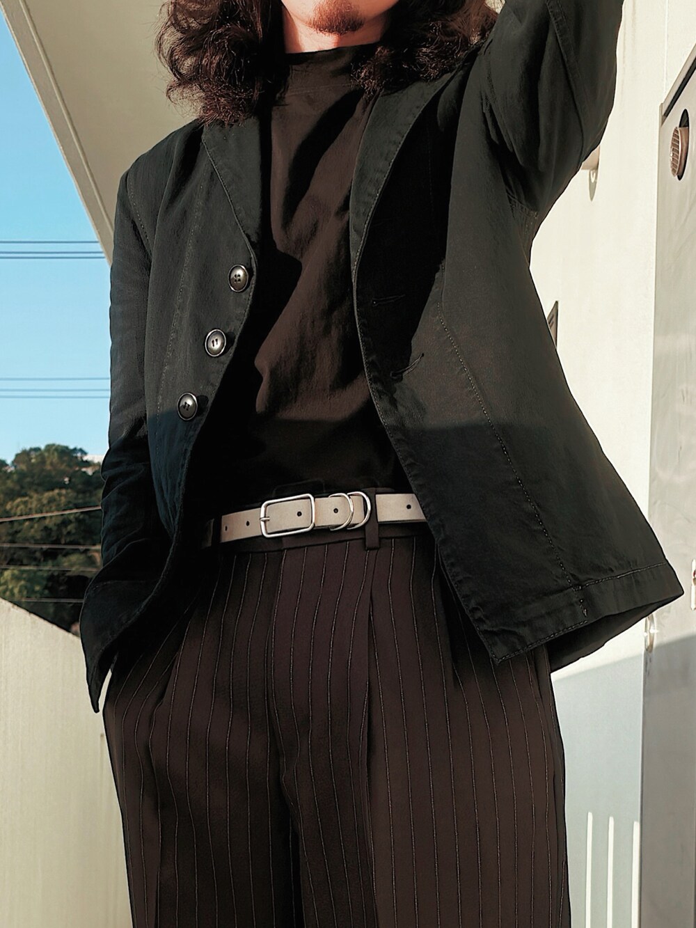 グリーン系のテーラードジャケット、ブラック系のTシャツ/カットソー、ブラック系のスラックスを着用したメンズの秋コーディネートの3枚目の写真