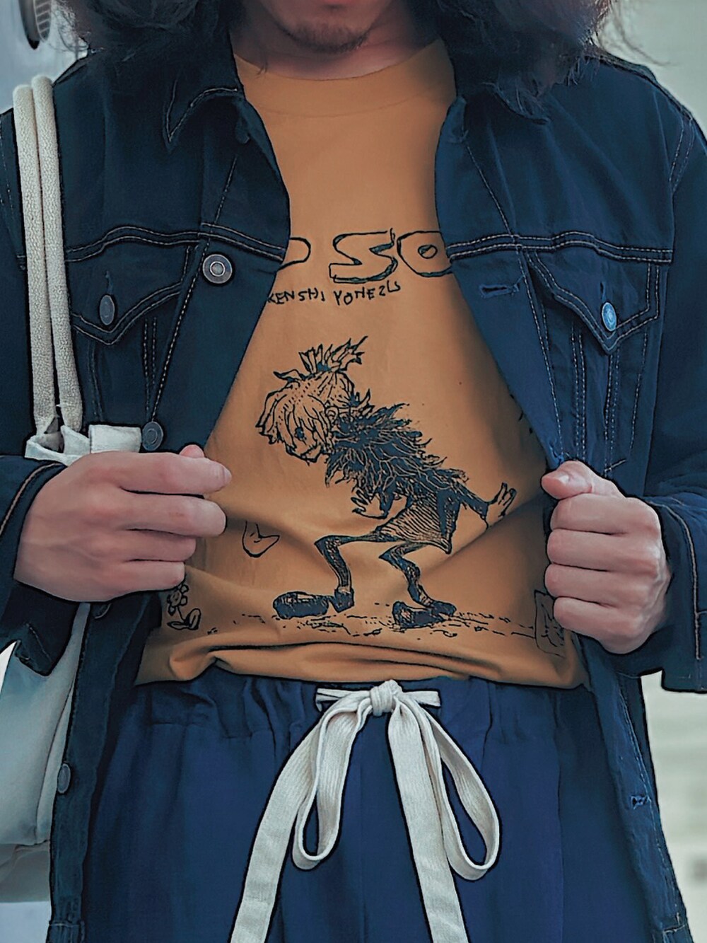 ブラウン系のその他シューズ、ブラック系のデニムジャケット、イエロー系のTシャツ/カットソーを着用したメンズの秋コーディネートの3枚目の写真