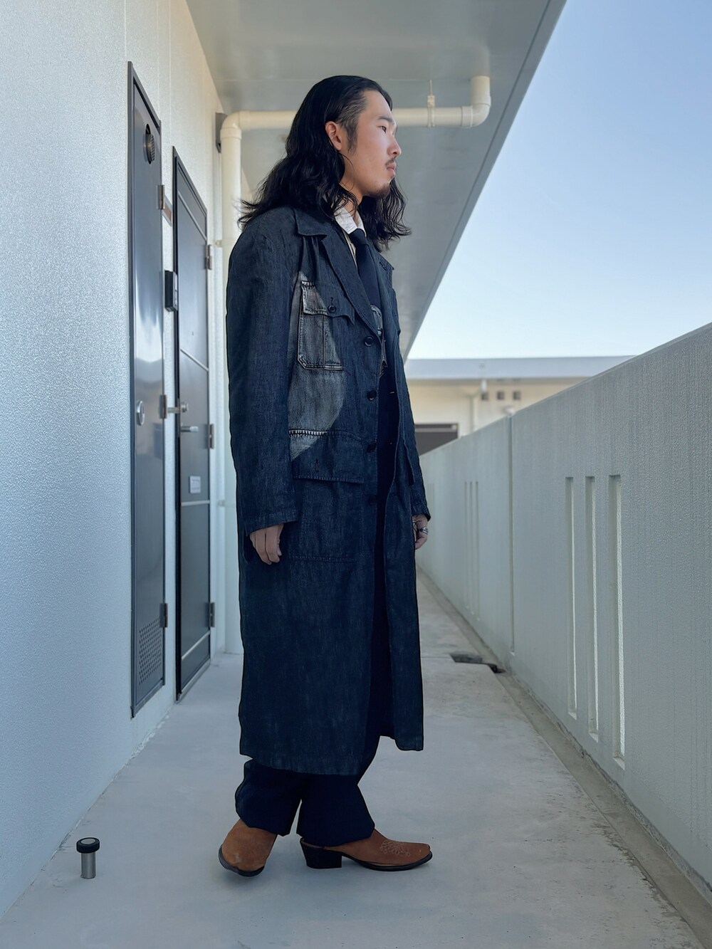 ブラック系のデニムジャケット、ブラック系のネクタイ、ブラック系のつなぎ/オールインワンを着用したメンズの冬コーディネートの2枚目の写真