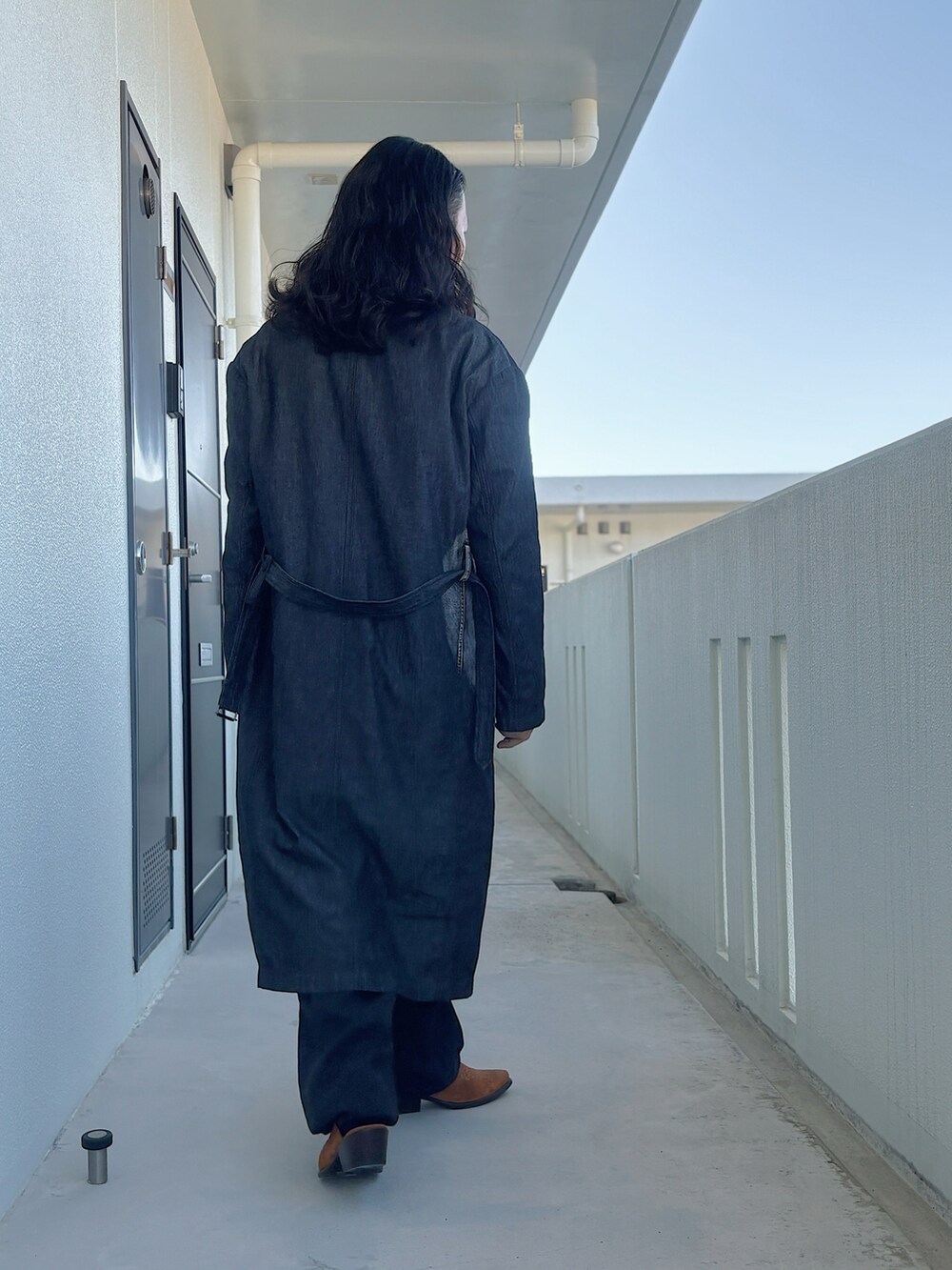 ブラック系のデニムジャケット、ブラック系のネクタイ、ブラック系のつなぎ/オールインワンを着用したメンズの冬コーディネートの3枚目の写真