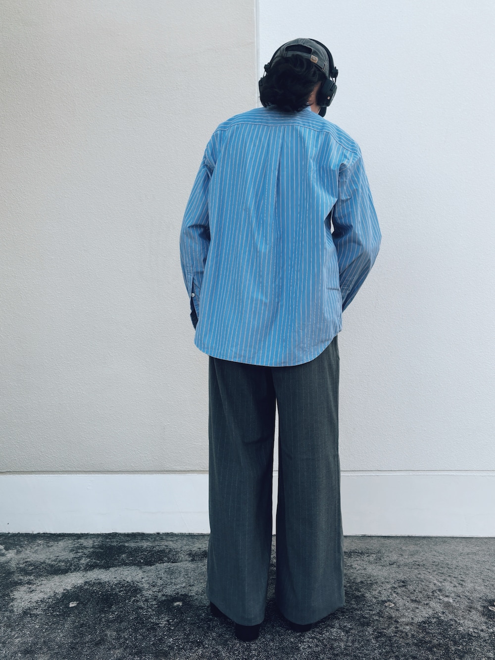 ブラック系のブーツ、グレー系のスラックス、ブルー系のシャツ/ブラウスを着用したメンズの秋コーディネートの2枚目の写真