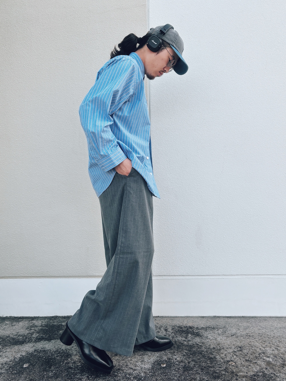 ブラック系のブーツ、グレー系のスラックス、ブルー系のシャツ/ブラウスを着用したメンズの秋コーディネートの3枚目の写真