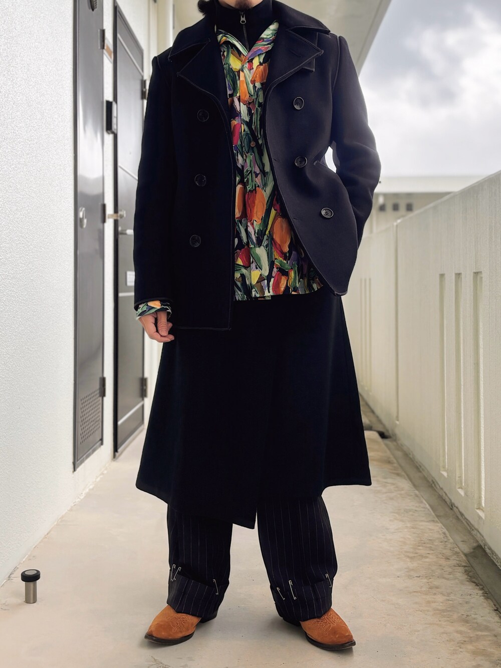 グリーン系のシャツ/ブラウス、ブラック系のニット/セーター、ブラック系のスカートを着用したメンズの冬コーディネートの3枚目の写真