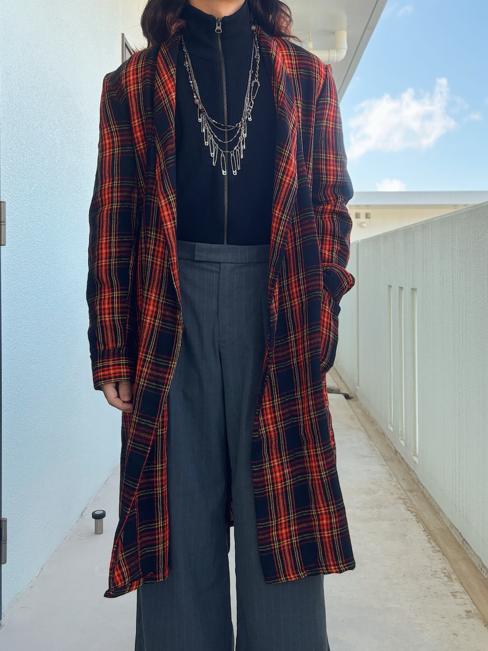 ブラック系のニット/セーター、グレー系のスラックス、ブラウン系のその他シューズを着用したメンズの春コーディネートの3枚目の写真