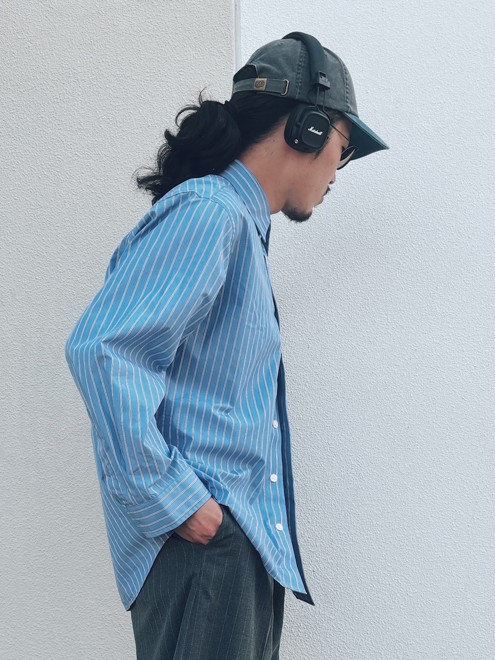 ブラック系のブーツ、グレー系のスラックス、ブルー系のシャツ/ブラウスを着用したメンズの秋コーディネートの4枚目の写真