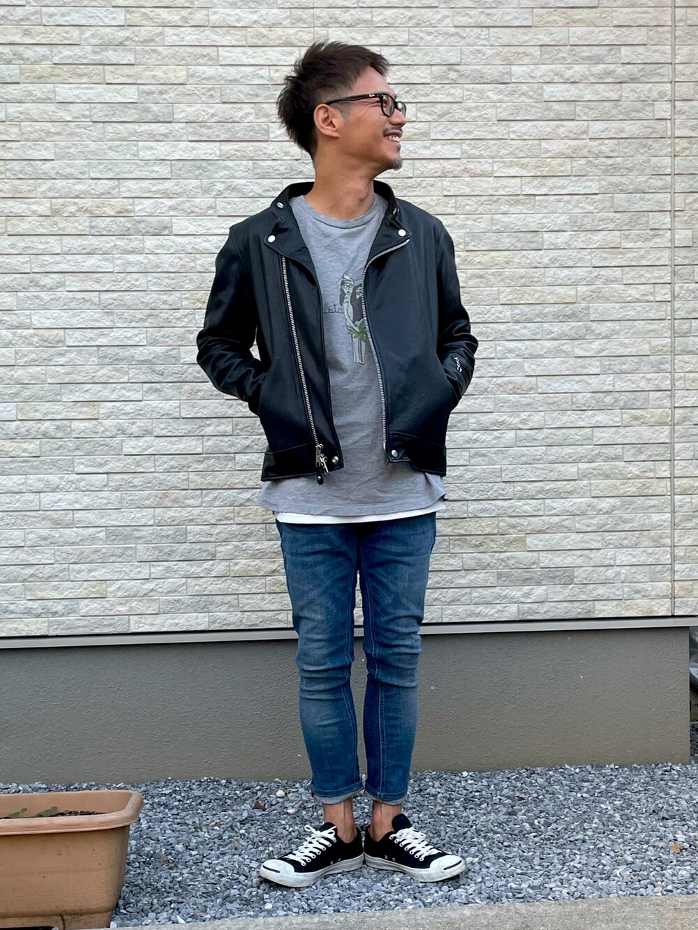 「シンプルコーデ、ライダース、メガネ男子、スキニーデニム、コンバース」｜「REMI RELIEFの【REMI RELIEF×Schott×Uncut Bound】ライダースジャケット（ライダースジャケット、ブラック系）」を使った、YOSHIさん（メンズ・168cm）の秋コーディネートの2枚目の写真