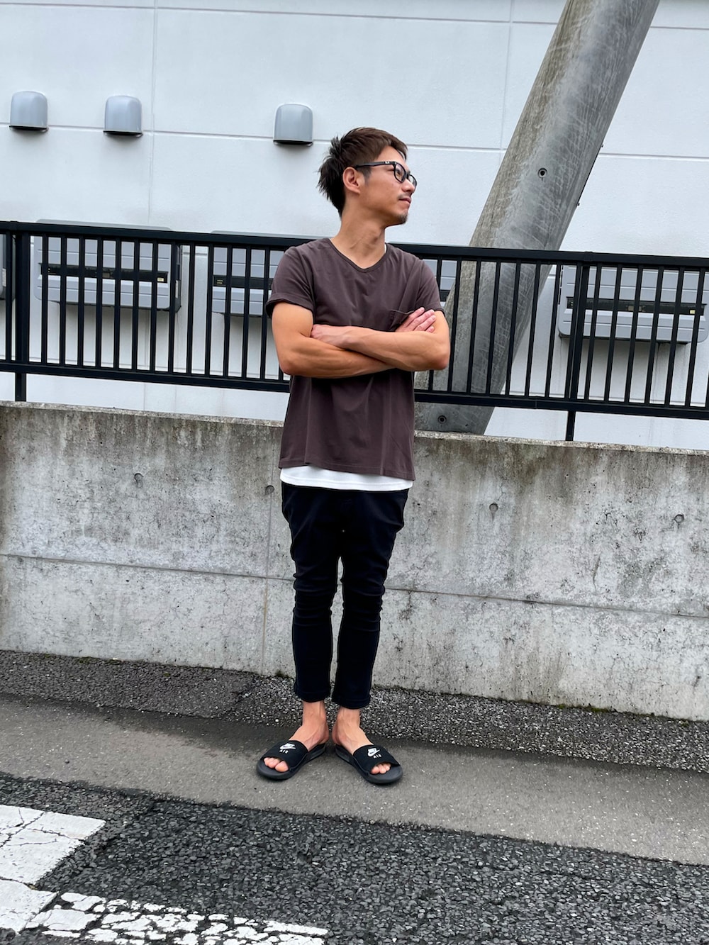 ブラウン系のTシャツ/カットソー、ブラック系のパンツを着用したメンズの夏コーディネートの2枚目の写真