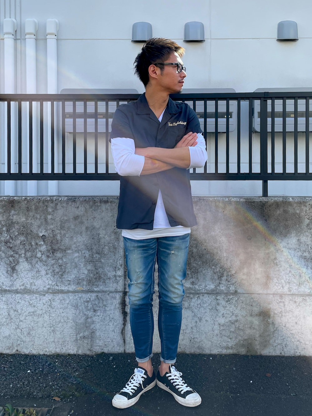 ブラック系のシャツ/ブラウス、ブルー系のデニムパンツ、ブラック系のスニーカーを着用したメンズの春コーディネートの2枚目の写真