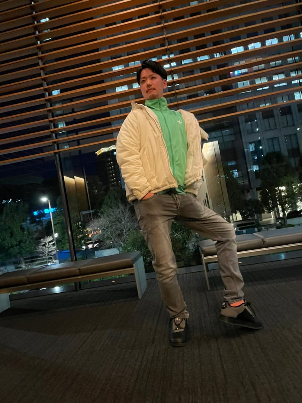 グレー系のデニムパンツ、グリーン系のジャージ、ホワイト系のダウンジャケット/コートを着用したメンズの冬コーディネートの2枚目の写真