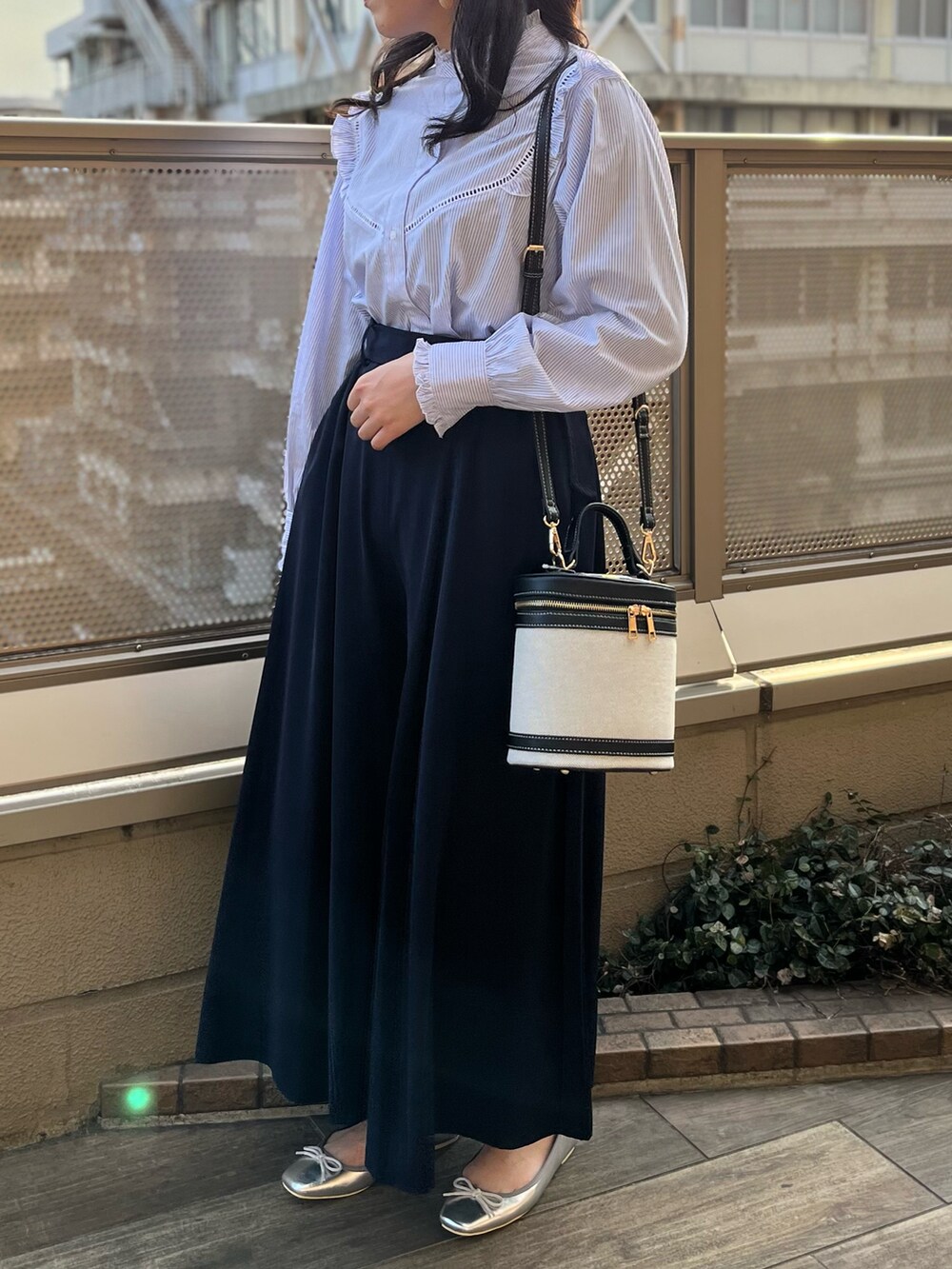 「Techichi、テチチ(Te chichi)、春服みてみて、はしごレース、ブラウス×パンツ、スカーチョ、シンプルコーデ、大人かわいい、パンプス、ショルダーバッグ、ペリエ千葉」｜「Te chichiのエナメルリボンシューズ（パンプス、シルバー系）」を使った、ココのすけさん（レディース・155cm）の春コーディネートの3枚目の写真