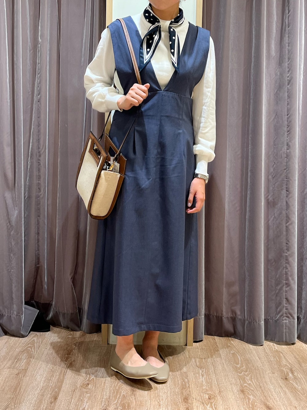 「Techichi、ペリエ千葉、ジャンパースカート、ネイビー、スカーフ、白ニット、パンプス、お出かけコーデ、休日スタイル、ショルダーバッグ、きれいめコーディネート」|「Te chichiのVカットフラットパンプス(パンプス、ブラウン系)」を使った、ココのすけさん(レディース・155cm)の春コーディネートの2枚目の写真