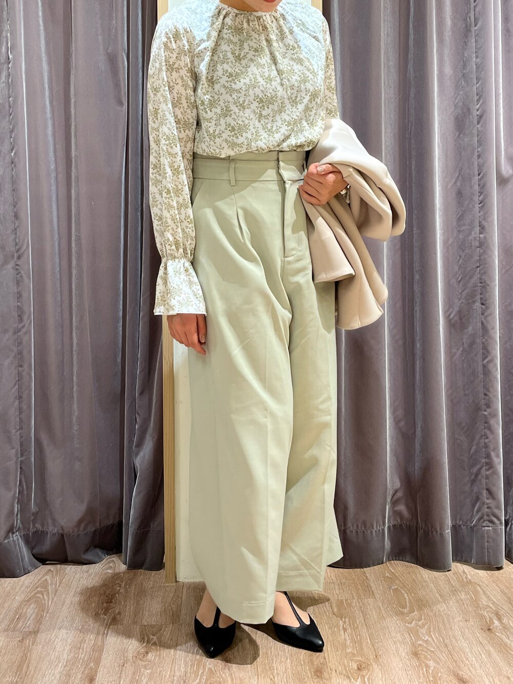 「Techichi、ワントーンコーデ、グリーン、花柄、ワイドパンツ、Tストラップパンプス、ダンボール素材、春コーデ、春服みてみて、テチチ、おでかけコーデ、花柄ブラウス」｜「Te chichiのダンボールニットブルゾン（ブルゾン、ベージュ系）」を使った、ココのすけさん（レディース・155cm）の春コーディネートの2枚目の写真