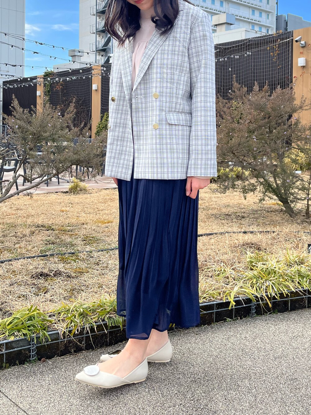 「Techichi、春色、ピンク、ジャケット、オフィスコーデ、プリーツスカート、ネイビー、春服、キレイめ、シンプル、チェックジャケット、テチチ(Te chichi)、チェック、白パンプス、ペリエ千葉」｜「Te chichiのプレート×セパレートパンプス（パンプス、ホワイト系）」を使った、ココのすけさん（レディース・155cm）の冬コーディネートの3枚目の写真