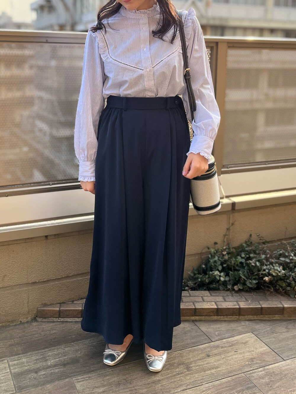 「Techichi、テチチ(Te chichi)、春服みてみて、はしごレース、ブラウス×パンツ、スカーチョ、シンプルコーデ、大人かわいい、パンプス、ショルダーバッグ、ペリエ千葉」｜「Te chichiのエナメルリボンシューズ（パンプス、シルバー系）」を使った、ココのすけさん（レディース・155cm）の春コーディネートの2枚目の写真
