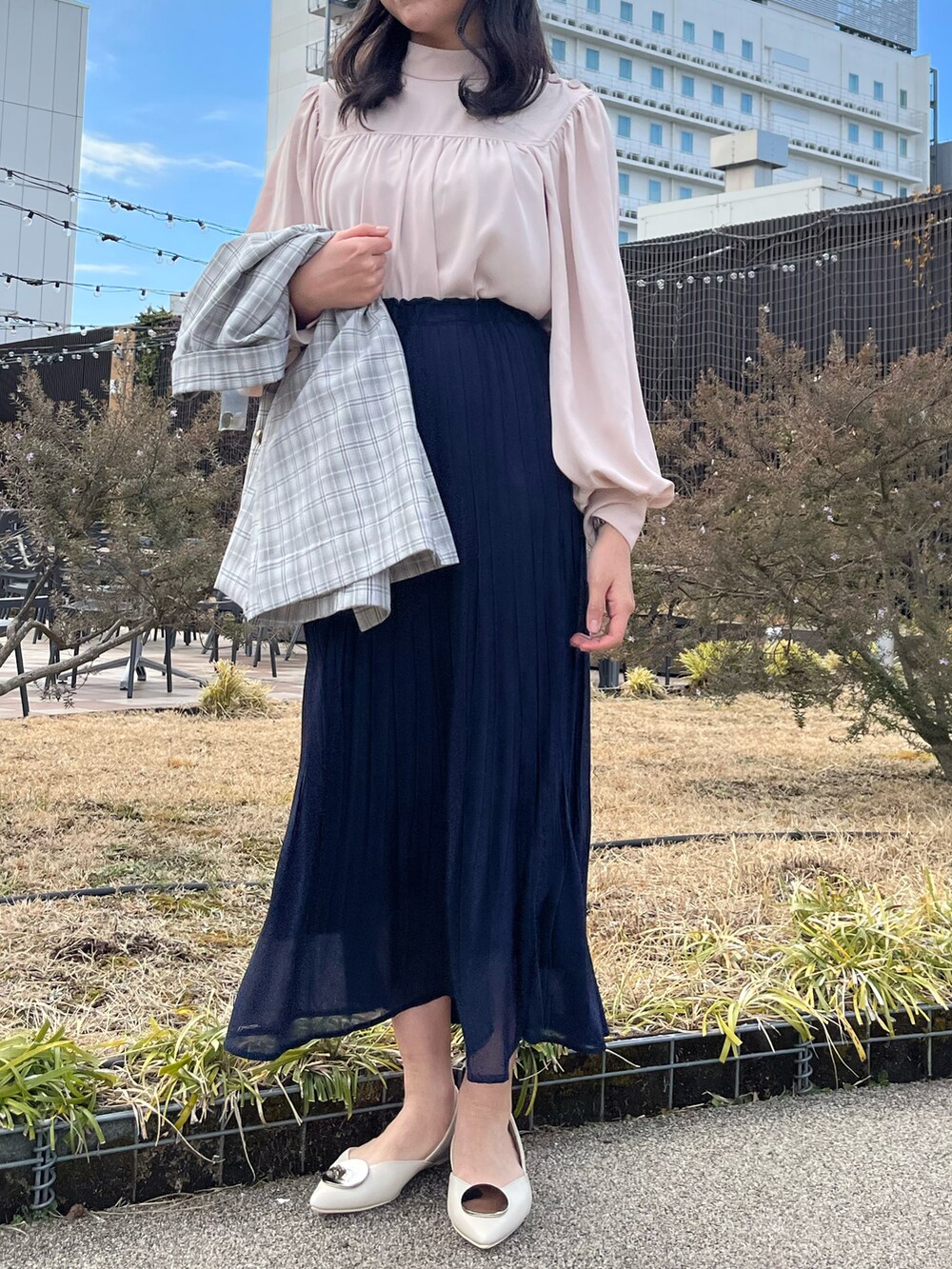 「Techichi、春色、ピンク、ジャケット、オフィスコーデ、プリーツスカート、ネイビー、春服、キレイめ、シンプル、チェックジャケット、テチチ(Te chichi)、チェック、白パンプス、ペリエ千葉」｜「Te chichiのプレート×セパレートパンプス（パンプス、ホワイト系）」を使った、ココのすけさん（レディース・155cm）の冬コーディネートの2枚目の写真