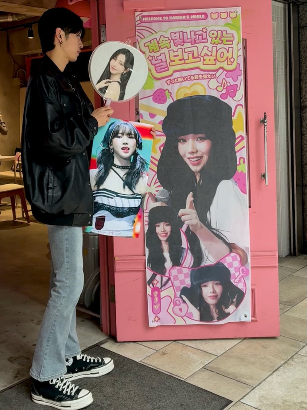 「韓国ファッション、ライブコーデ、レザージャケット、黒Tシャツ、フレアジーンズ、converse、大人カジュアル、メンズコーデ、キレイめカジュアル、おでかけコーデ、メンズファッション、ウォレットチェーン、推し活コーデ、黒、ブラックコーデ」|「S-BIN jeansの🇰🇷で買いました(デニムパンツ、ブルー系)」を使った、ænsk (相互フォロー🉑)さん(メンズ・183cm)の春コーディネートの2枚目の写真