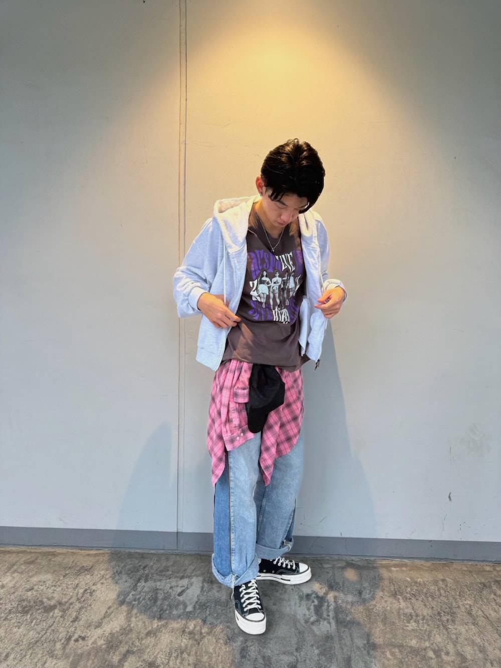 「ライブコーデ、aespa、フーディー、スウェットパーカー、韓国ファッション、converse、チェックシャツ、ピンクシャツ、春コーデ、きれいめカジュアル、onewill、ZARA、フレアデニム、大学生、モデル志望」｜「CONVERSEの🇰🇷CHUCK 70 PLUS FOUN-DATIONAL CANVAS（スニーカー、ブラック系）」を使った、ænsk (相互ﾌｫﾛｰ🉑)さん（メンズ・183cm）の夏コーディネートの3枚目の写真