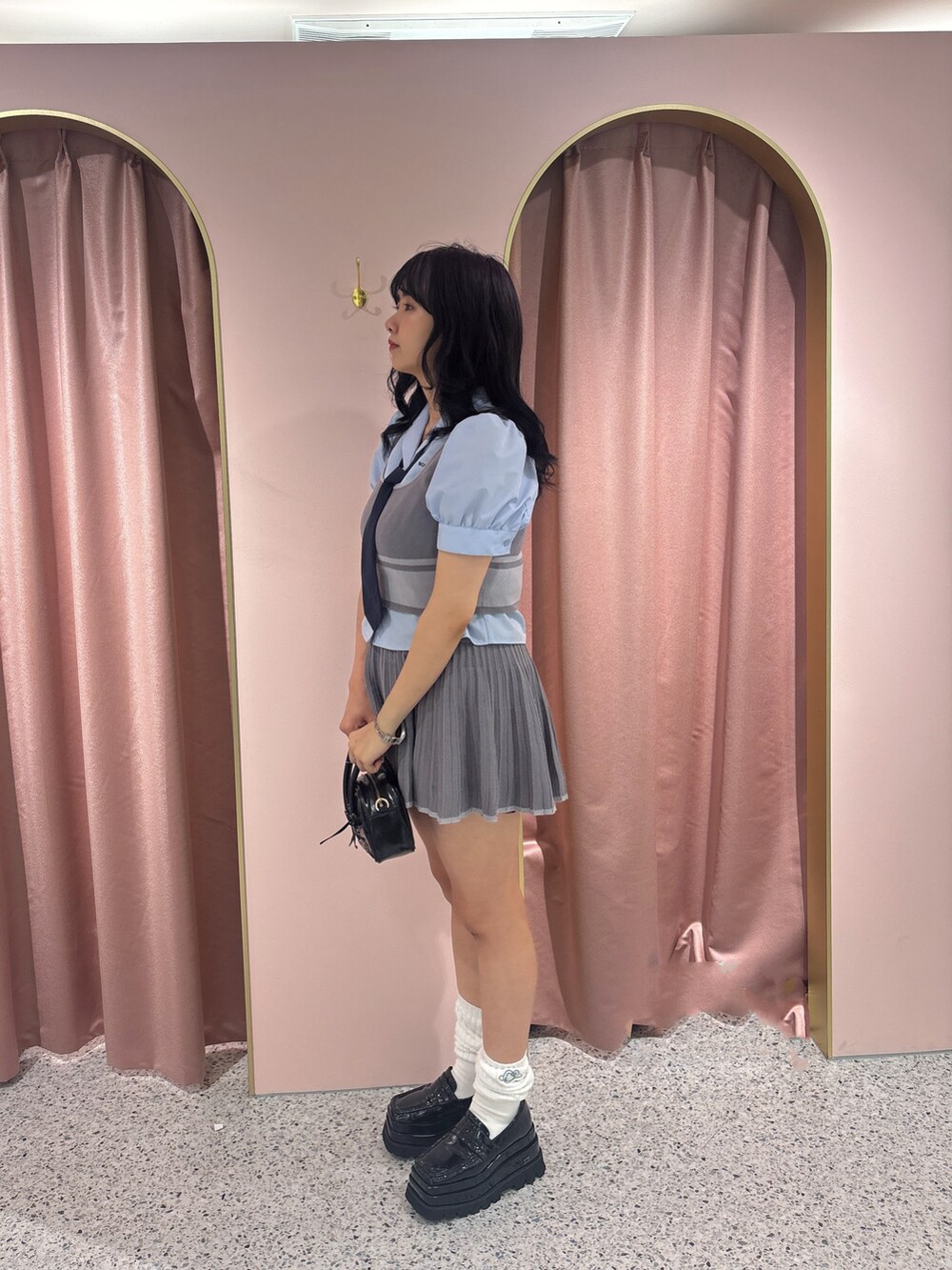 ブルー系のシャツ/ブラウス、グレー系のワンピース、ブラック系のショルダーバッグを着用したレディースの夏コーディネートの3枚目の写真