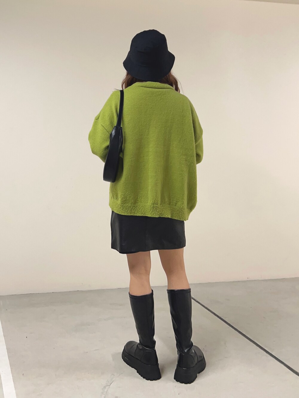 ブラック系のスカートを着用したレディースの秋コーディネートの2枚目の写真