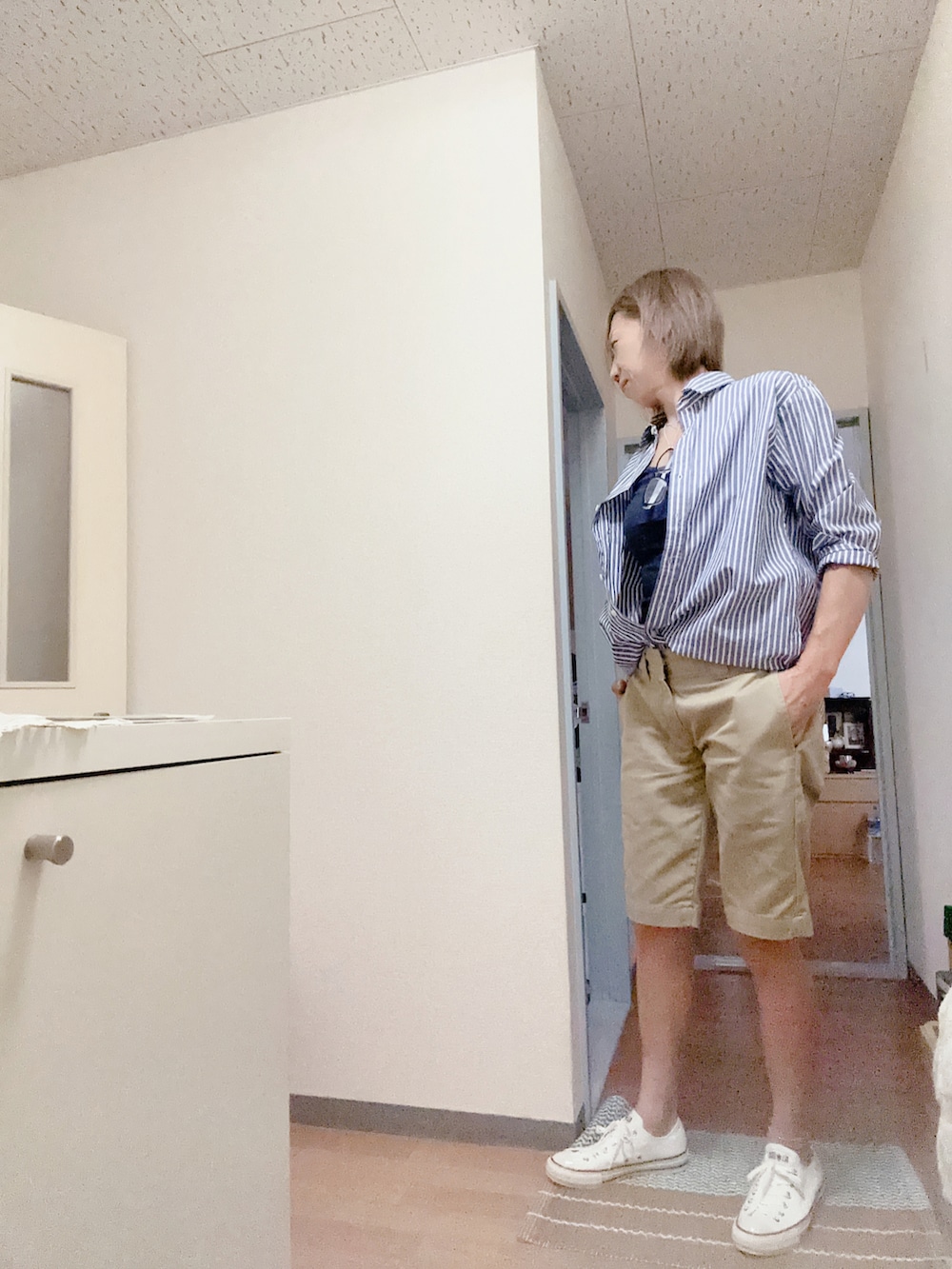 ベージュ系のチノパンツ、ブルー系のタンクトップ、その他のシャツ/ブラウスを着用したレディースの夏コーディネートの2枚目の写真