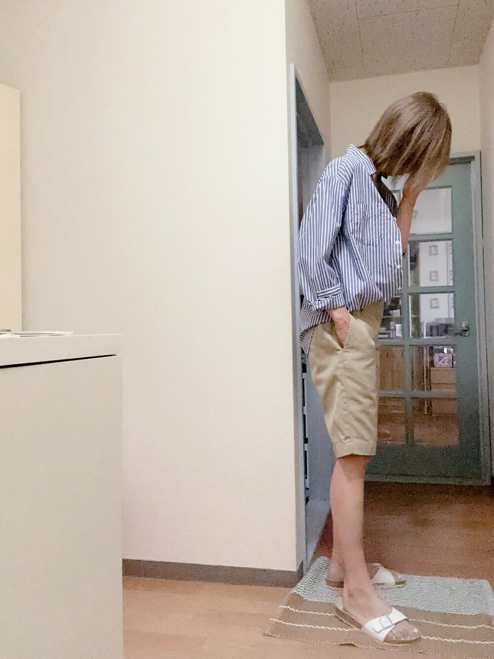 ベージュ系のチノパンツ、ブルー系のタンクトップ、その他のシャツ/ブラウスを着用したレディースの夏コーディネートの3枚目の写真