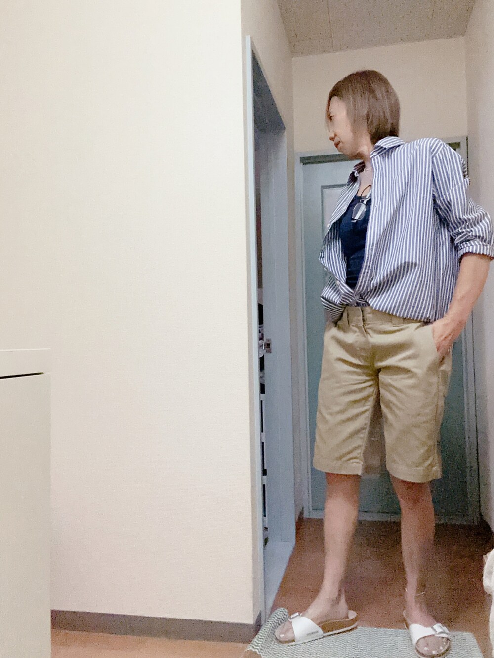 ベージュ系のチノパンツ、ブルー系のタンクトップ、その他のシャツ/ブラウスを着用したレディースの夏コーディネートの4枚目の写真